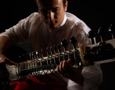 Solist la sitar in studio