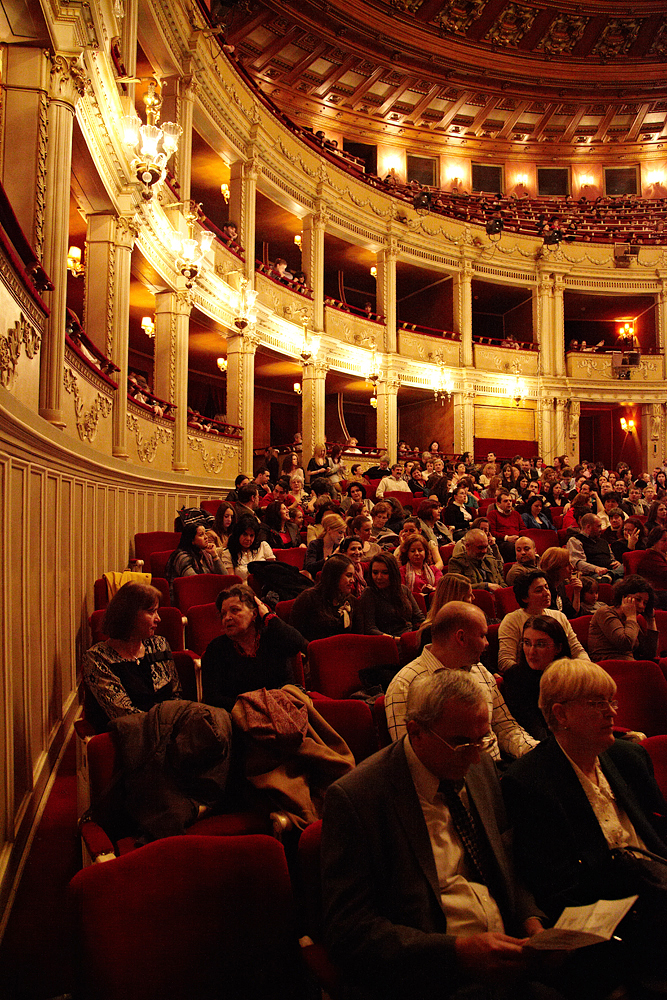 interiorul salii de spectacol al Operei Romane